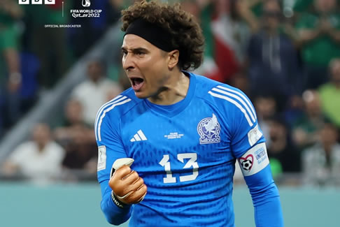 墨西哥門將吉列爾莫·奧喬亞撲出羅伯特萊萬(wàn)多夫斯