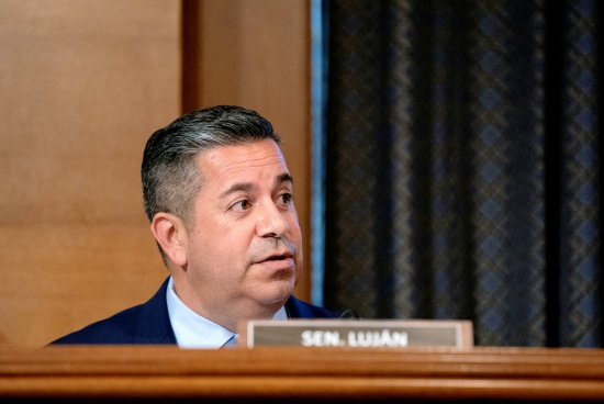 美國(guó)民主黨參議員盧揚(yáng)中風(fēng)后住院