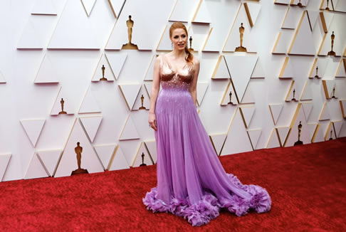 明星為奧斯卡紅毯帶來色彩、閃光和皮膚