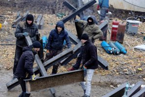 烏克蘭平民制造“刺猬”路障對付俄軍坦克 支持軍隊