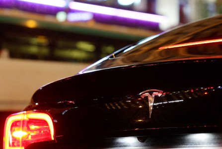 巴黎出租車司機的特斯拉汽車發生車禍 已對特斯拉提