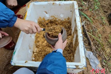 救援組為乘客家屬準備了陶罐