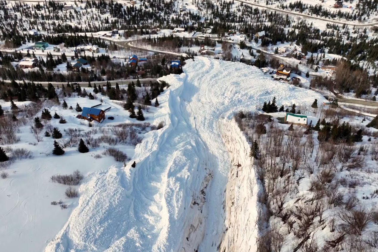 阿拉斯加發生雪崩 積雪24米深