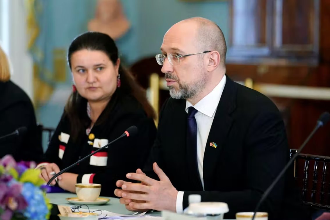 美國(guó)國(guó)務(wù)卿安東尼&middot;布林肯周五與烏克蘭總理丹尼斯&middot;什米哈爾討論了美國(guó)可以幫助烏克蘭的其他方式。 