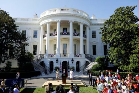 拜登說自由受到攻擊 敦促“有原則的愛國主義”