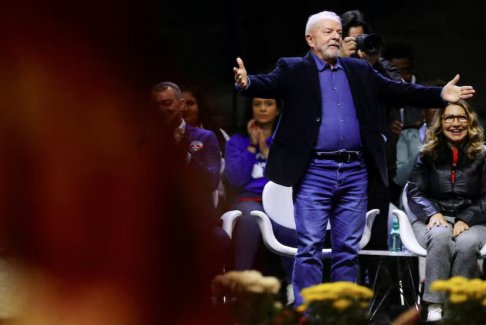 巴西首輪投票之前 盧拉略微領先博爾索納羅