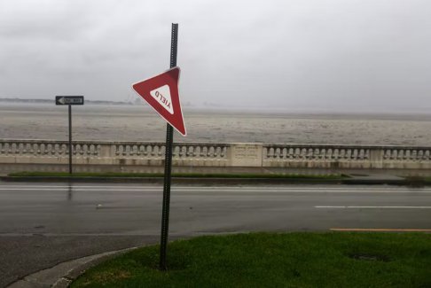 美國國家颶風中心預報伊恩現在是三級颶風