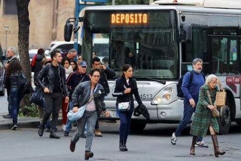 意大利取消公共交通戴口罩的規定