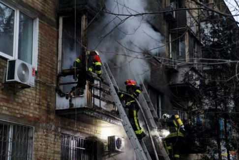 烏克蘭在俄羅斯導彈襲擊后逐漸恢復電力