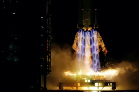 中國宇航員往返天地間完成為期六個月的任務