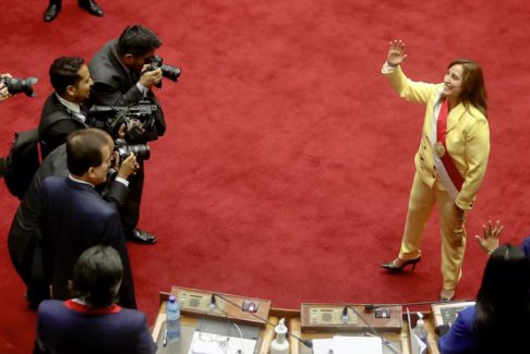 秘魯首位女總統(tǒng)迪娜·博盧阿特承諾治愈國家的創(chuàng)傷