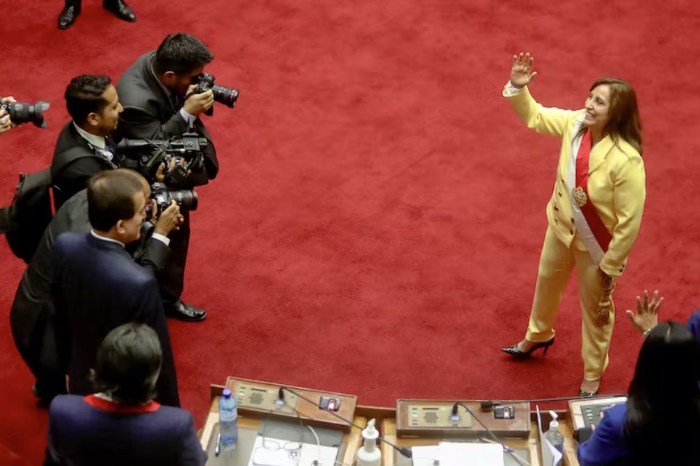 秘魯首位女總統(tǒng)迪娜&middot;博盧阿特承諾治愈國家的創(chuàng)傷