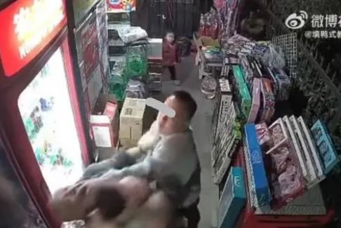 老人護孩子用腳擋狗遭狗主人鎖喉推倒