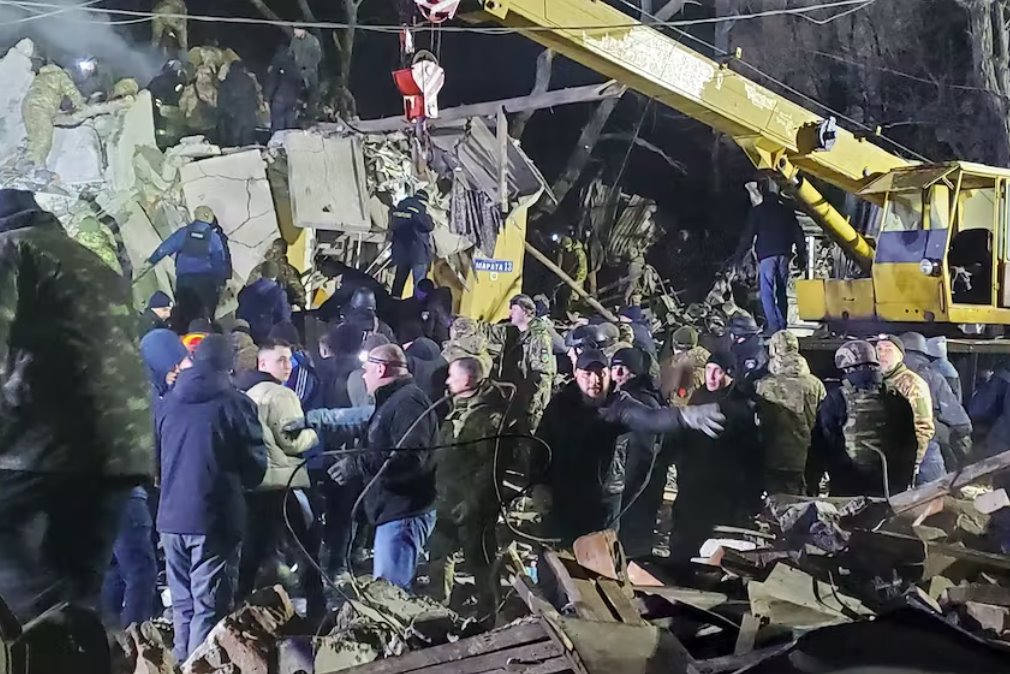 俄羅斯導(dǎo)彈炸毀烏克蘭公寓樓 警方稱有3人死亡