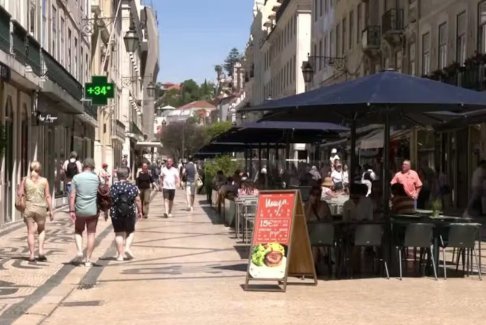 西班牙高溫天氣加劇長期干旱 小鎮上用卡車運水