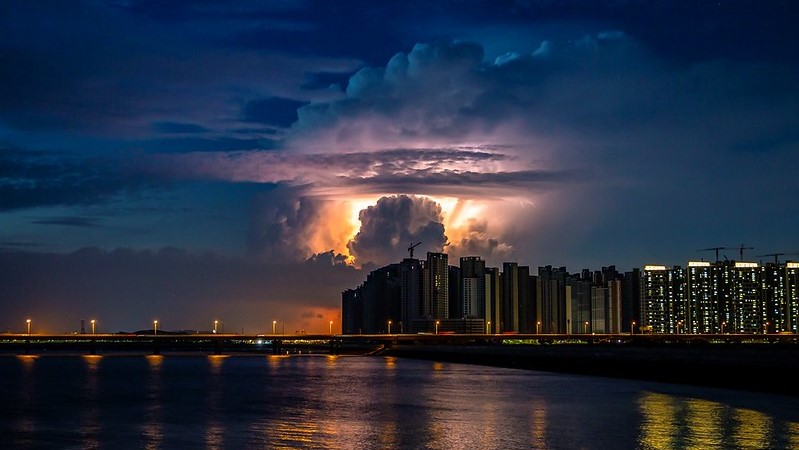 綠色氣候基金總部所在的韓國(guó)松島市上空的閃電