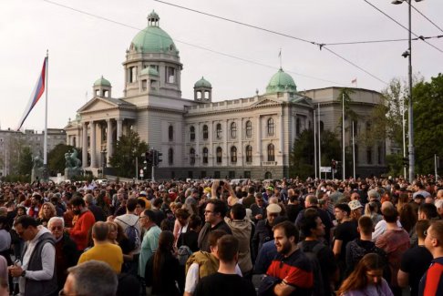 貝爾格萊德數萬人聚集抗議大規模槍擊事件