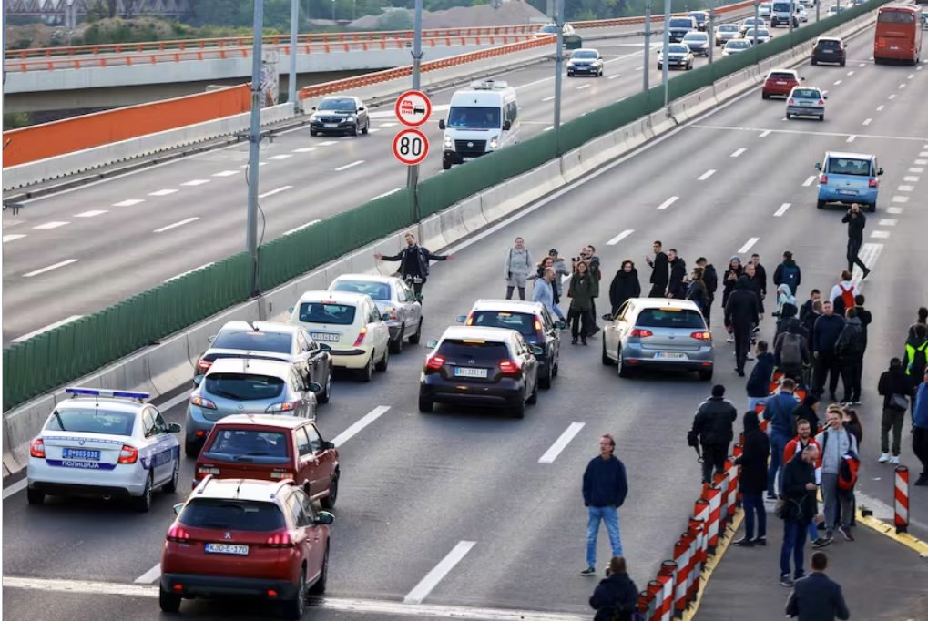 抗議者在塞爾維亞游行 要求在槍擊事件后加強(qiáng)安全