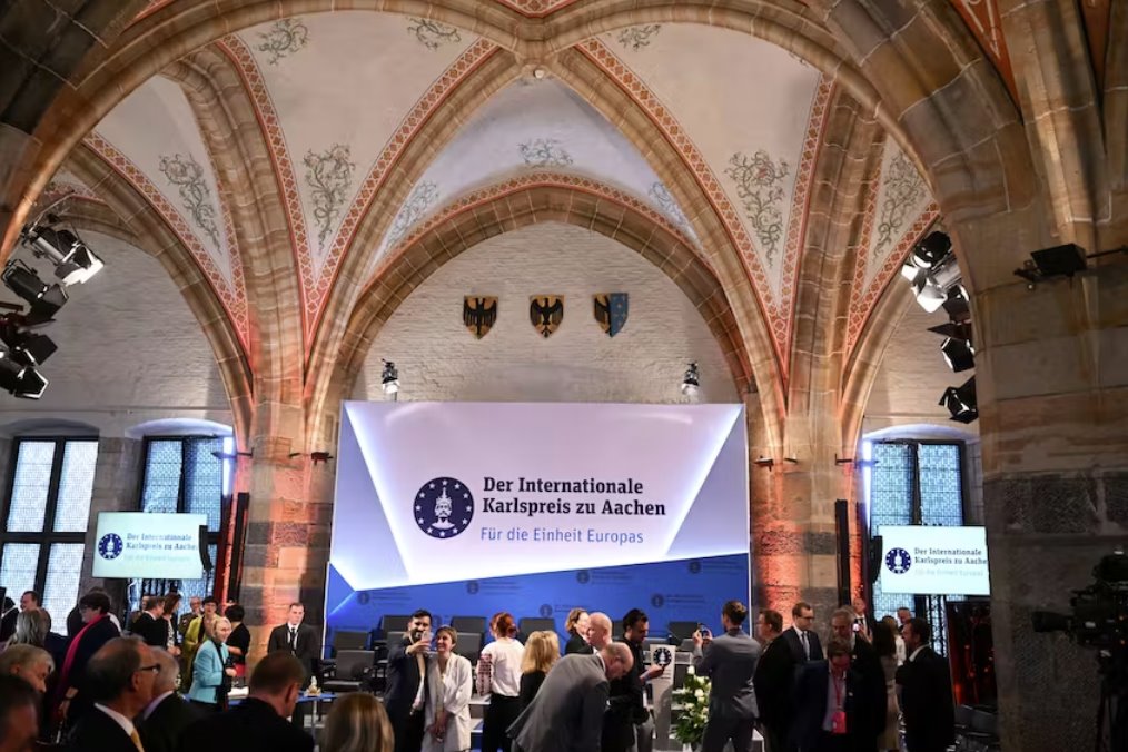 澤連斯基代表烏克蘭人民領取查理曼大帝獎