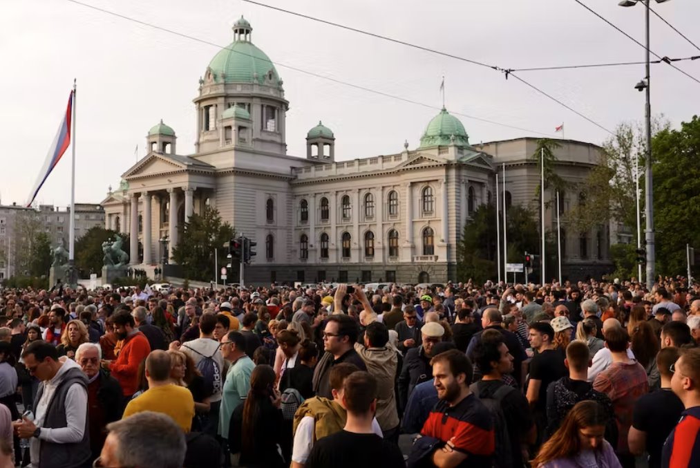 貝爾格萊德數萬人聚集抗議大規模槍擊事件