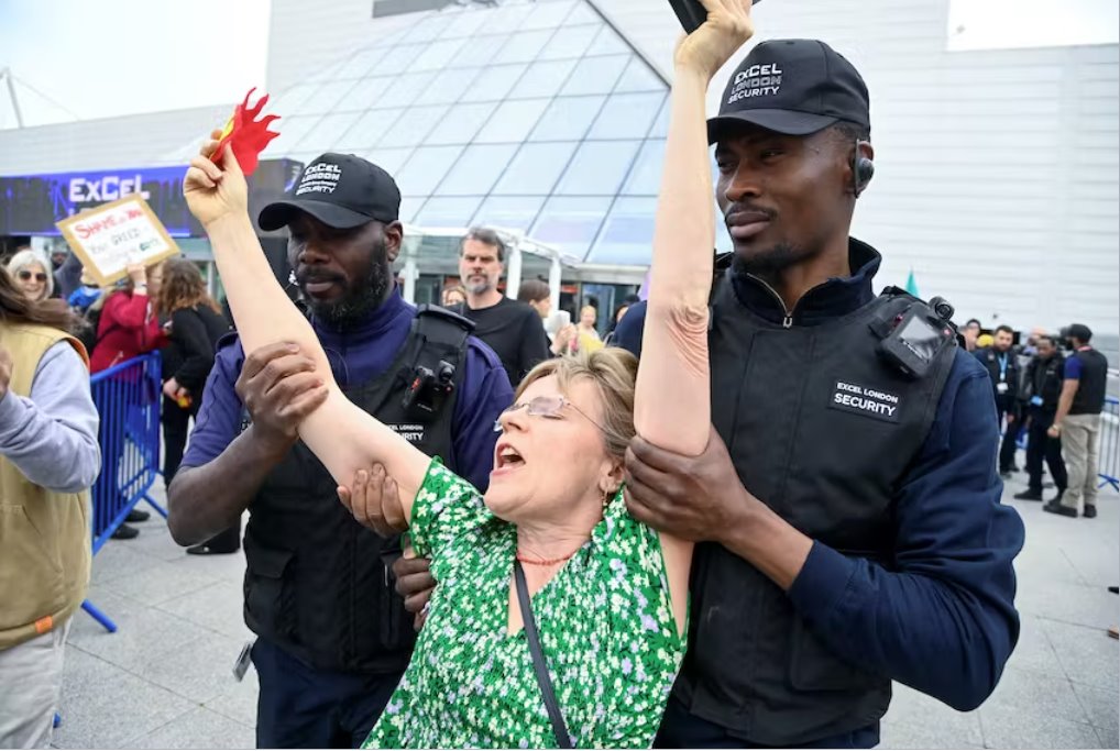 殼牌股東大會有氣候抗議者試圖沖進大會舞臺