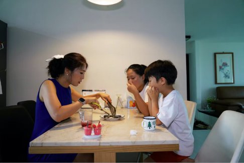 韓國(guó)購(gòu)物者在日本福島污水處理廠前搶購(gòu)鹽