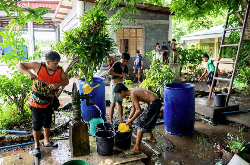 菲律賓火山噴出熔巖和氣體 居民流離失所長(zhǎng)達(dá)數(shù)月之久