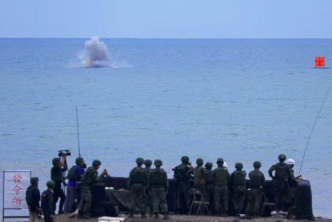 臺軍在南部戰略海岸舉行實彈演習像“魚炮”