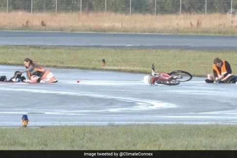 氣候活動人士將自己粘在德國機場跑道上