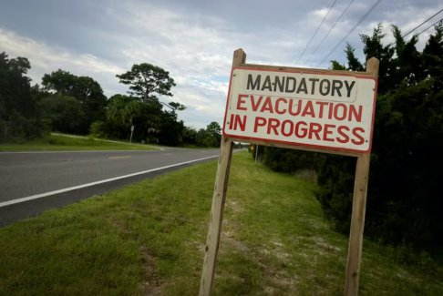 颶風伊達利亞逼近佛羅里達州 坦帕的一些加油站關閉