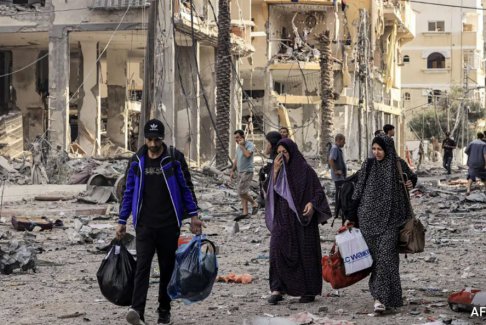 隨著巴以戰(zhàn)爭(zhēng)升級(jí) 巴勒斯坦人離開加沙城的卡拉馬街