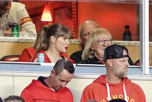 泰勒斯威夫特-凱爾斯萬(wàn)圣節(jié)服裝？酋長(zhǎng)明星有提示