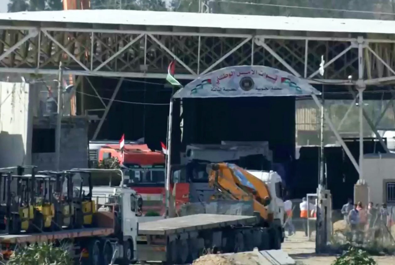 運送醫療用品和食品救援物資的卡車進入加沙