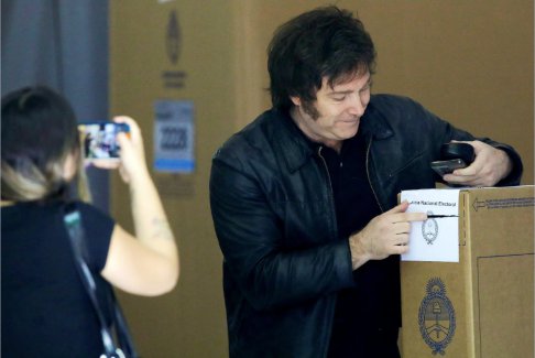 阿根廷總統塞爾吉奧·馬薩授予哈維爾·米萊總統選舉