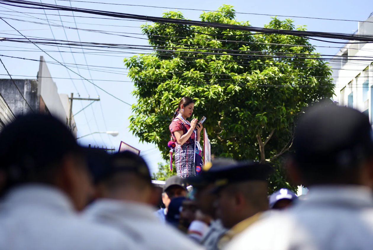 2023年11月21日,危地馬拉危地馬拉城,民眾指責危地馬拉當局試圖阻止當選總統貝爾納多·阿雷瓦洛就職。