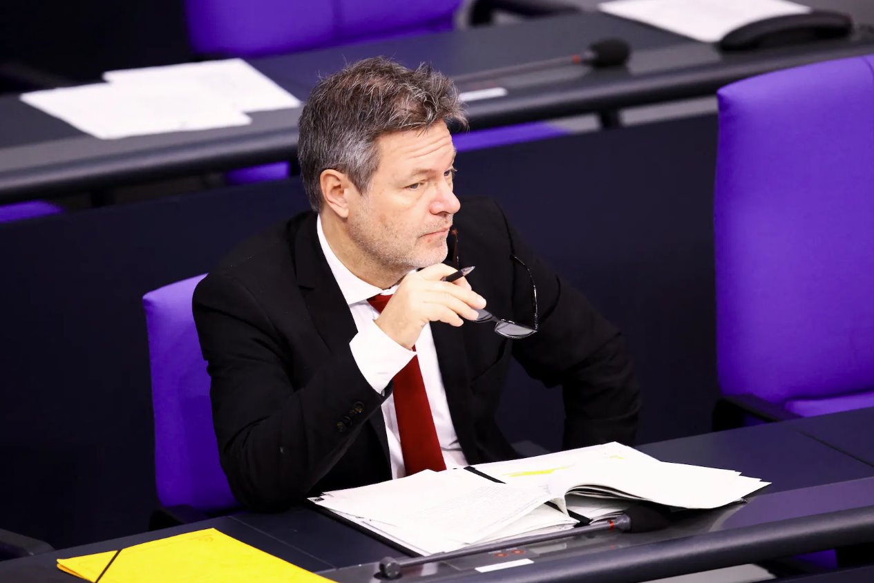 德國經濟和氣候部長羅伯特&middot;哈貝克于2023年11月30日在德國柏林出席德國議會下院聯邦議院會議。