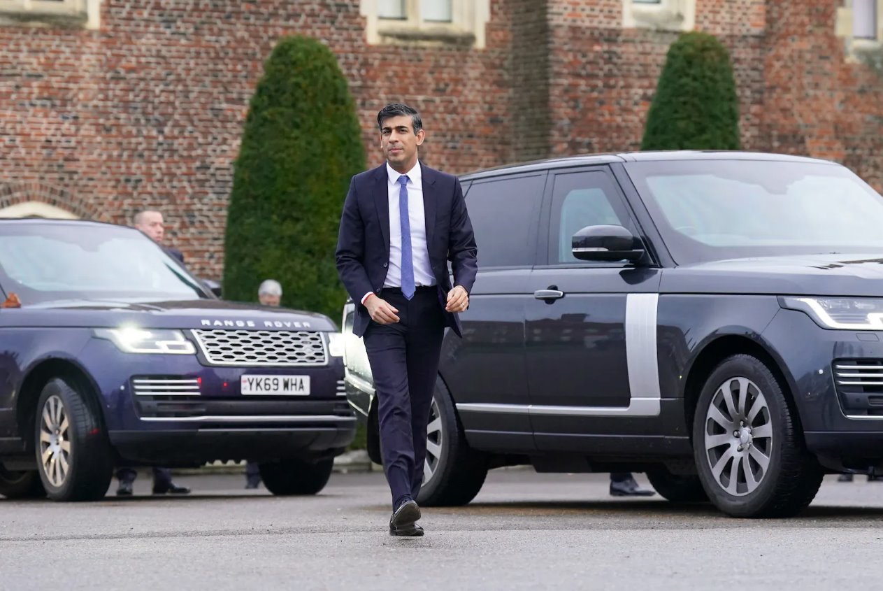 英國首相里希·蘇納克(RishiSunak)于2023年11月27日抵達英國薩里東莫爾西漢普頓宮舉行的全球投資峰會。