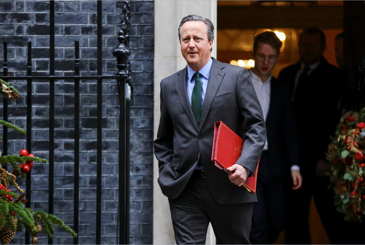 2023年12月5日，英國外交大臣戴維&middot;卡梅倫在英國倫敦舉行內(nèi)閣會議后離開唐寧街10號。