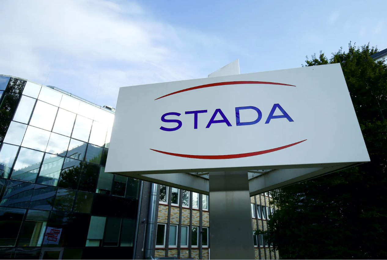 StadaArzneimittelAG的徽標拍攝于2017年8月24日在德國法蘭克福附近巴特菲爾貝爾的總部。