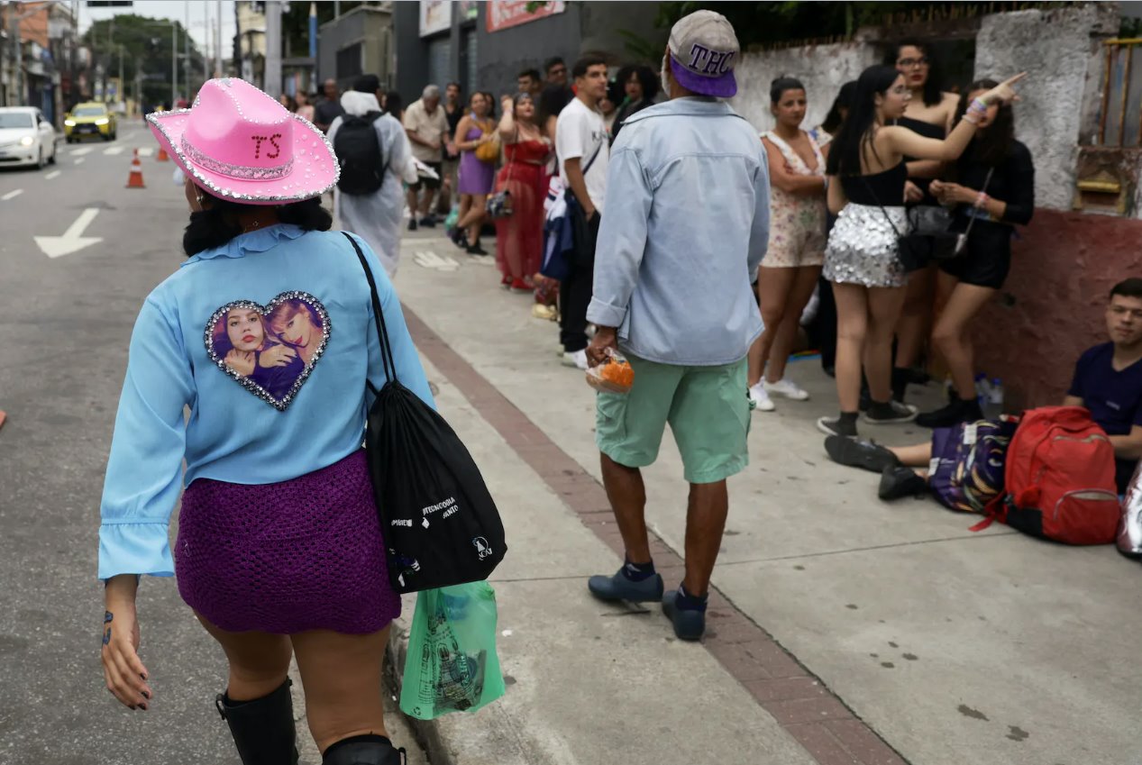 2023年11月20日，巴西里約熱內(nèi)盧，一名歌迷因首日演唱會過熱身亡，歌迷們在尼爾頓桑托斯體育場外排隊等候泰勒&middot;斯威夫特演唱會。