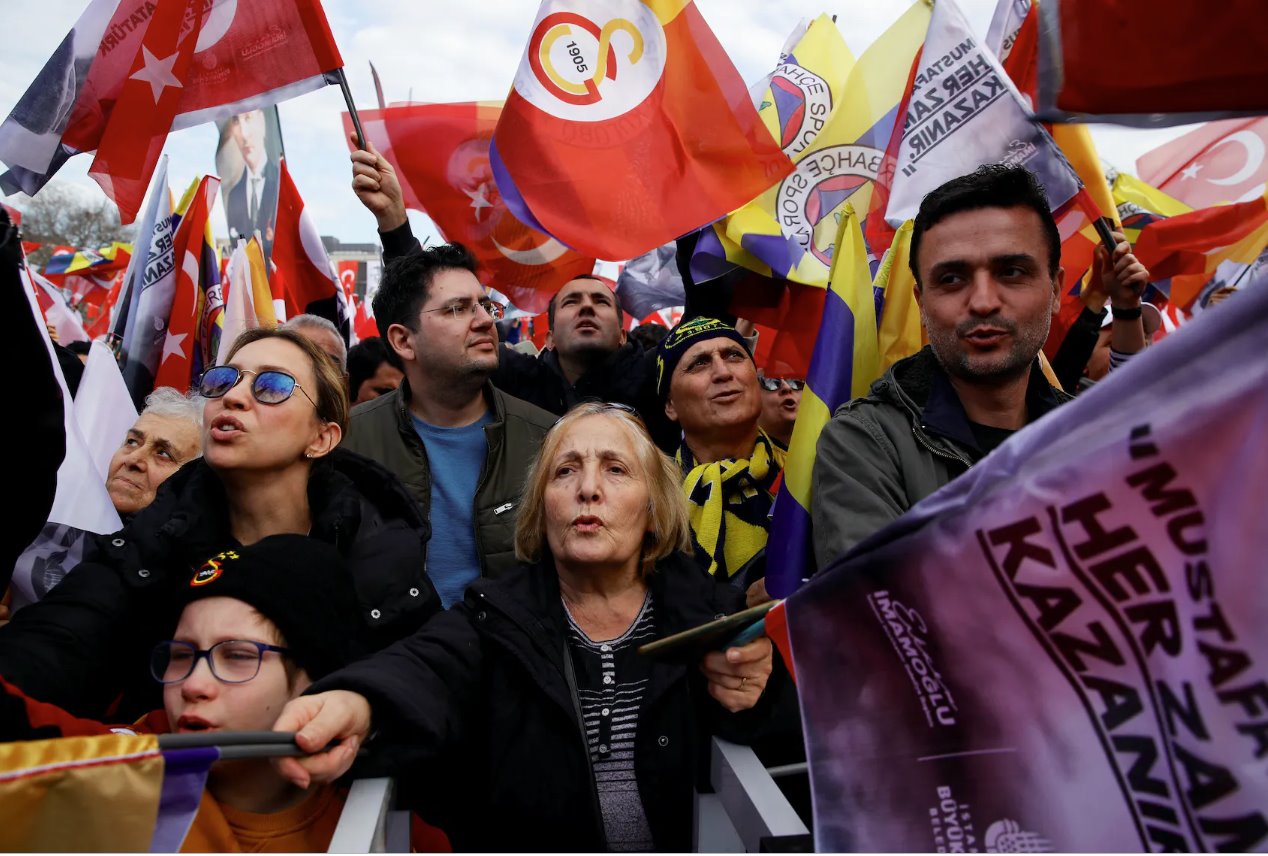 2023年12月30日，土耳其伊斯坦布爾巴巴羅斯廣場，人們揮舞旗幟支持土耳其足球隊費內(nèi)巴切和加拉塔薩雷。