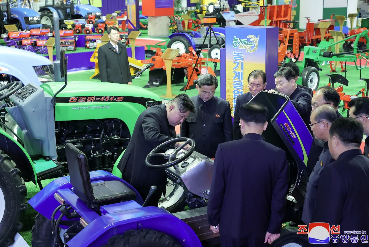 朝鮮中央通訊社(KCNA)于2024年1月2日發(fā)布的這張照片顯示,朝鮮領(lǐng)導(dǎo)人金正恩參觀了地點(diǎn)不明的農(nóng)業(yè)機(jī)械展覽館。