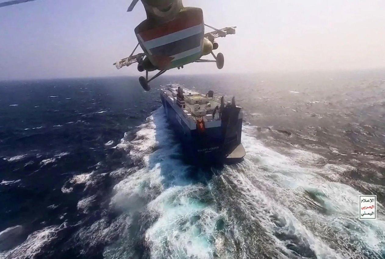 這張照片于2023年11月20日發布,胡塞軍用直升機飛越紅海的銀河領袖號貨船。