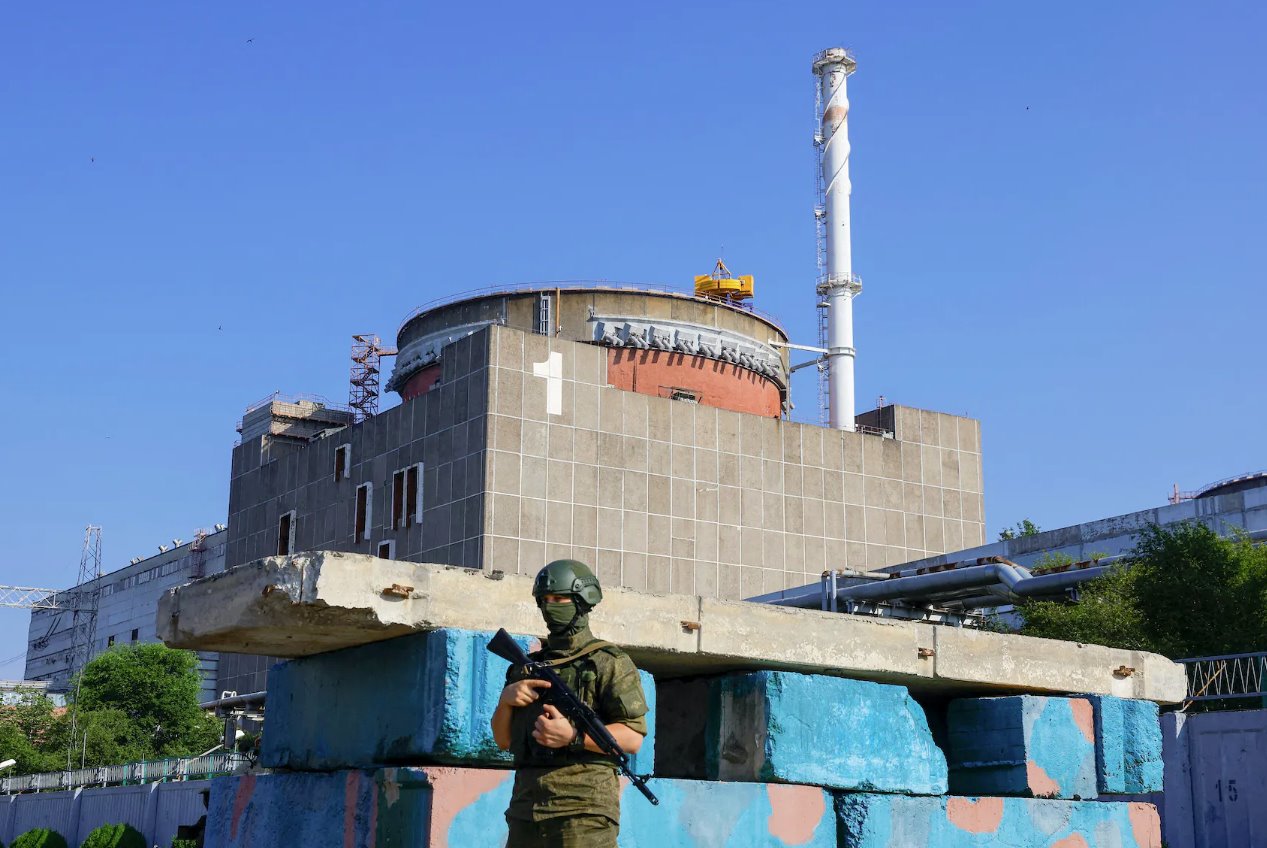 在俄羅斯控制的烏克蘭扎波羅熱地區(qū)埃內(nèi)霍達(dá)爾外,國際原子能機(jī)構(gòu)(IAEA)專家團(tuán)抵達(dá)之前,一名俄羅斯軍人在扎波羅熱核電站附近的檢查站站崗。