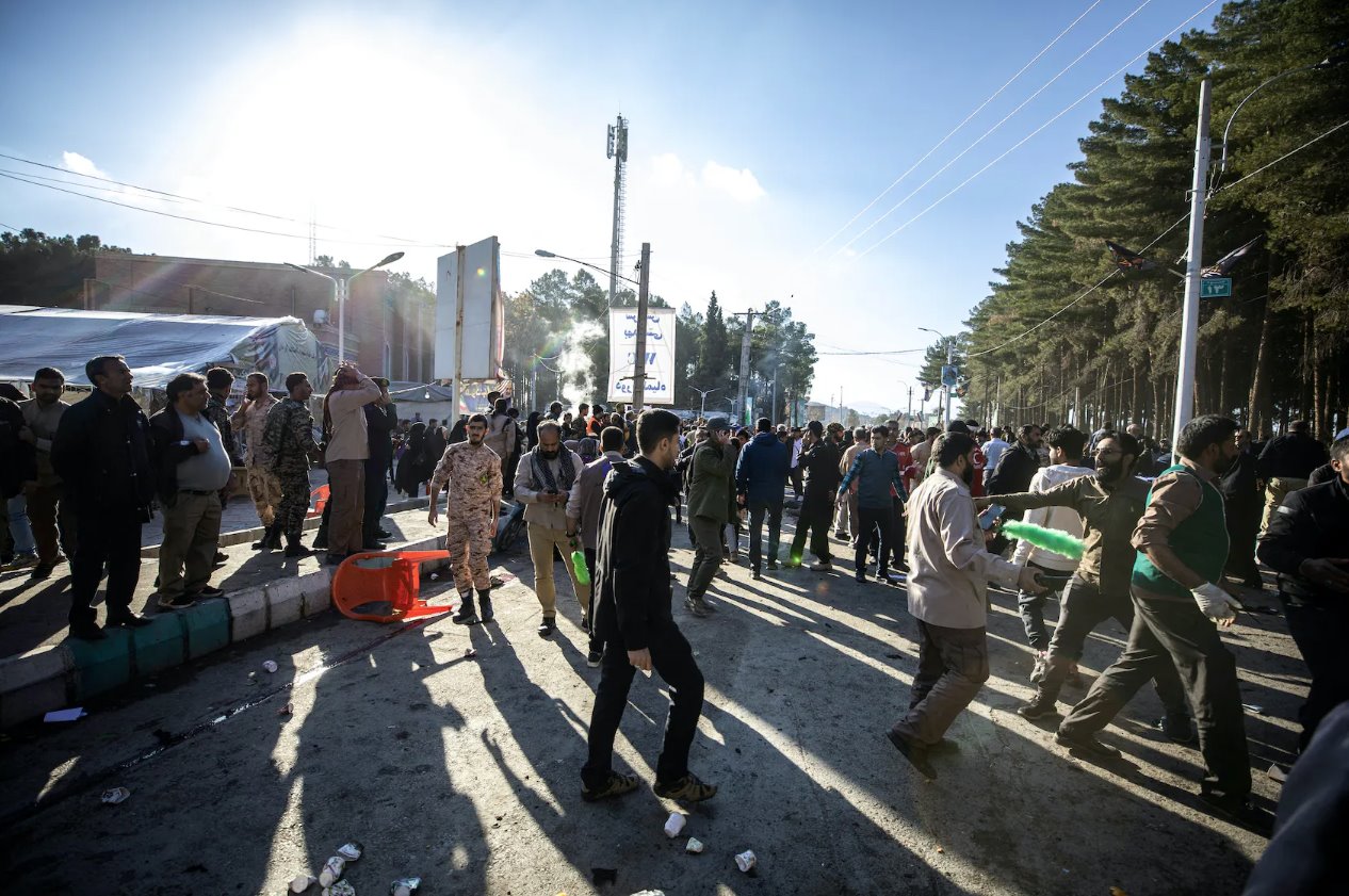 2024年1月3日，伊朗克爾曼，人們聚集在爆炸現場，紀念已故伊朗將軍卡西姆&middot;蘇萊馬尼(QassemSoleimani)的逝世。