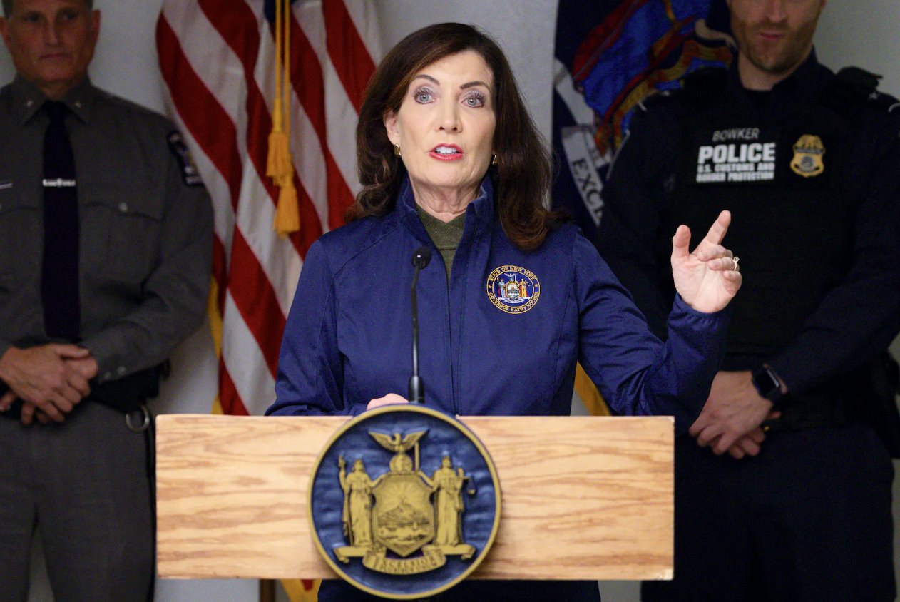 2023年11月22日,美國紐約州尼亞加拉瀑布彩虹橋美國與加拿大邊境口岸發生事件后,紐約州州長凱西·霍赫爾(KathyHochul)向媒體發表講話。