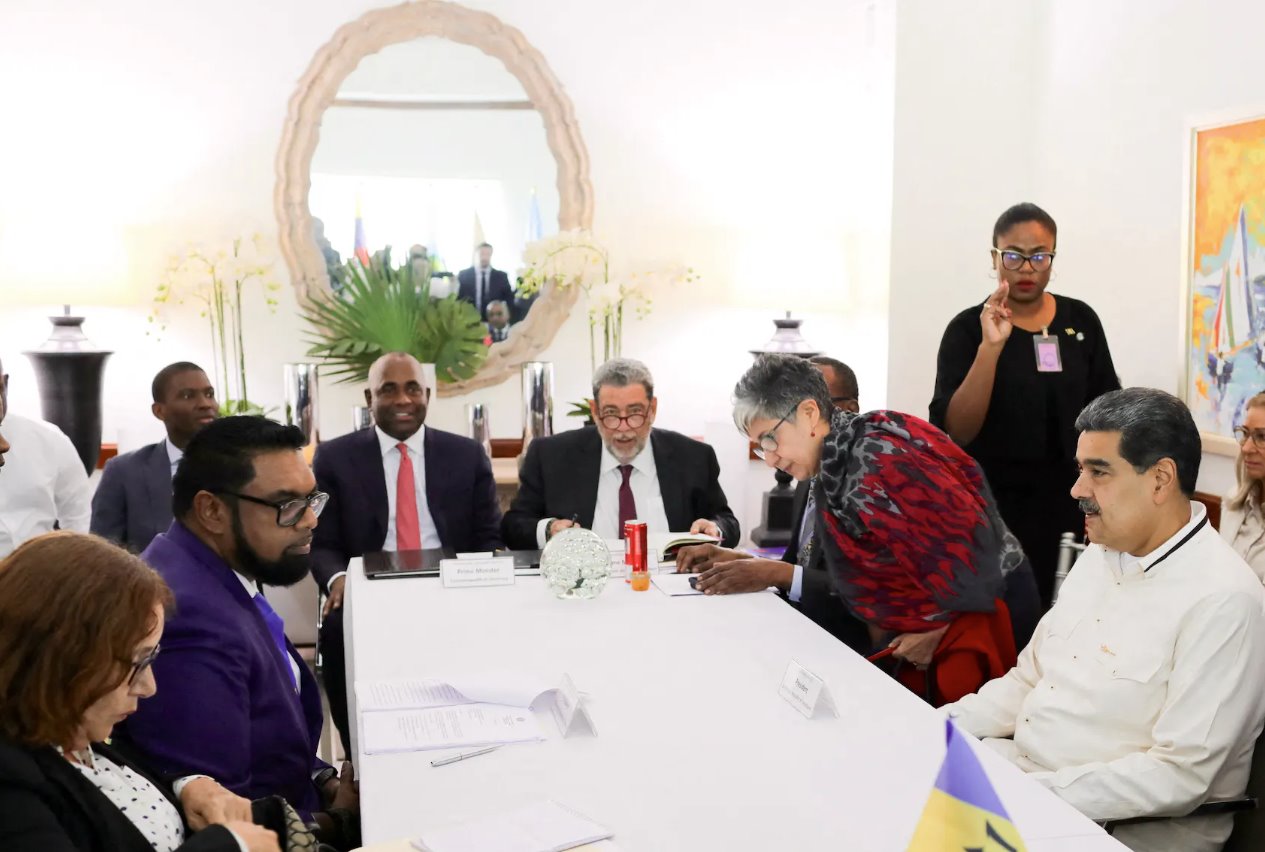 委內(nèi)瑞拉總統(tǒng)尼古拉斯&middot;馬杜羅和圭亞那總統(tǒng)伊爾法安&middot;阿里于2023年12月14日在圣文森特和格林納丁斯金斯敦會(huì)面，因邊界爭(zhēng)端局勢(shì)緊張。