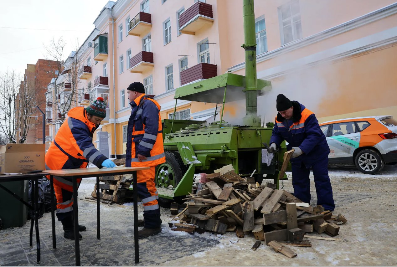 2024年1月9日,俄羅斯莫斯科地區克利莫夫斯克鎮因寒流引發住房服務事故,導致數十棟住宅樓沒有中央供暖系統,專家們聚集在為市民部署的移動廚房附近。