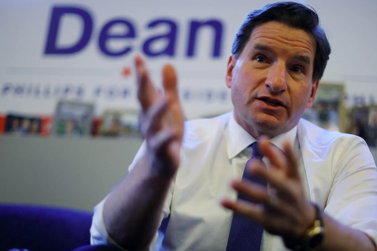 2024年1月8日，民主黨總統候選人美國眾議員迪恩&middot;菲利普斯(明尼蘇達州民主黨人)在其位于美國新罕布什爾州曼徹斯特的競選辦公室接受路透社采訪時回答問題。