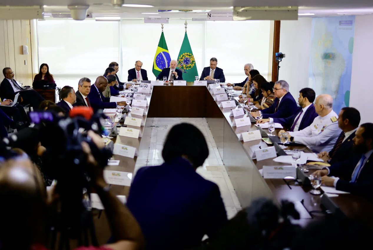 2024年1月9日，巴西巴西利亞普拉納爾托宮，巴西總統(tǒng)路易斯&middot;伊納西奧&middot;盧拉&middot;達(dá)席爾瓦在與巴西部長討論亞諾馬米人道主義危機(jī)的會(huì)議上發(fā)表講話。